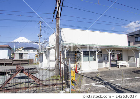 The station building of Gakunan Fujioka Station and Mount Fuji The station building of Gakunan Fujioka Station and Mount Fuji 142630037