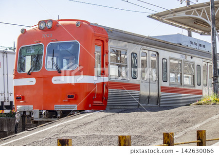 A train stopped at Gakunan-Eno Station. A train stopped at Gakunan-Eno Station. 142630066