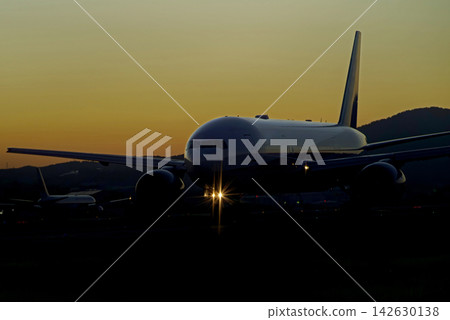 黃昏的飛機 黃昏的飛機 142630138