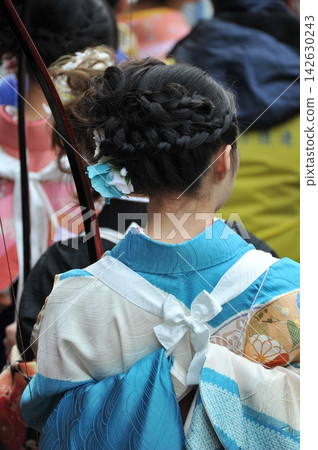 A woman in a kimono waiting for a shot of the arrow at Sanjusangendo Temple A woman in a kimono waiting for a shot of the arrow at Sanjusangendo Temple 142630243