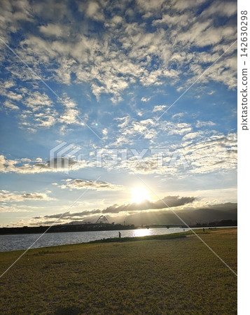 夕陽西下，河岸泛起金色的光芒，蔚藍的天空佈滿了卷積雲（甲子園濱海濱公園） 142630298