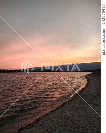 The riverbank at dusk, with the sky and water surface tinged pink (Koshienhama Seaside Park) The riverbank at dusk, with the sky and water surface tinged pink (Koshienhama Seaside Park) 142630456