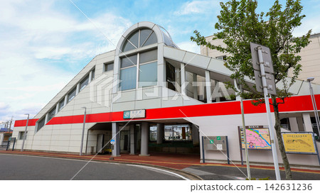 The station building as seen from the south exit of Fusa Station on the JR Narita Line Abiko Branch. The station building as seen from the south exit of Fusa Station on the JR Narita Line Abiko Branch. 142631236