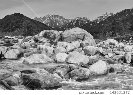 黑白照片:清澈的溪流旁點綴著巨石,遠處是劍山-早月川巨石群 黑白照片:清澈的溪流旁點綴著巨石,遠處是劍山-早月川巨石群 142631272