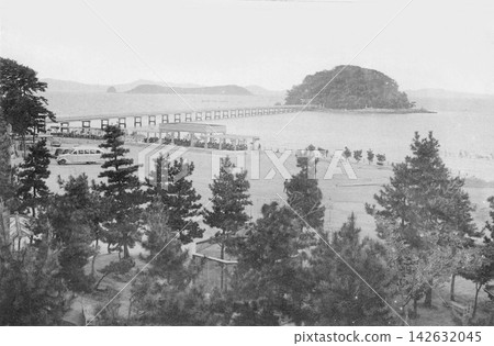老照片,1937 年,愛知縣蒲郡市:從仙遊亭(現已關閉的日本旅館)眺望竹島橋。 老照片,1937 年,愛知縣蒲郡市:從仙遊亭(現已關閉的日本旅館)眺望竹島橋。 142632045