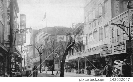 1937 年的老照片,原子彈爆炸前的長崎:觀光通商店街和岡政百貨商店(現在是 Hamacross 411 的所在地)。 1937 年的老照片,原子彈爆炸前的長崎:觀光通商店街和岡政百貨商店(現在是 Hamacross 411 的所在地)。 142632047