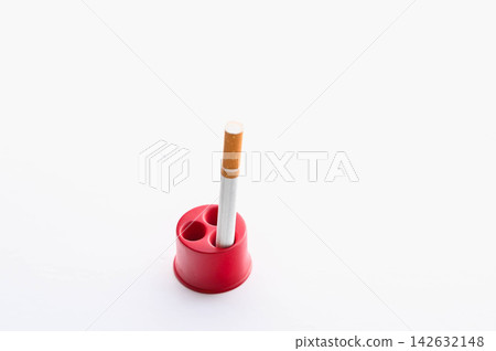 紅色滅火孔的香菸滅火器 紅色滅火孔的香菸滅火器 142632148