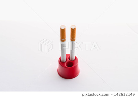 紅色滅火孔的香菸滅火器 紅色滅火孔的香菸滅火器 142632149