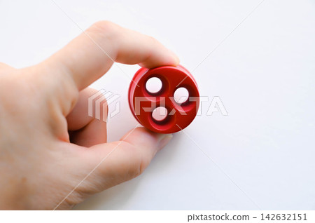 紅色滅火孔的香菸滅火器 紅色滅火孔的香菸滅火器 142632151
