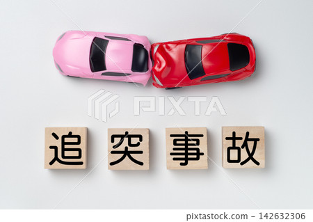 俯視圖展示了一輛微型汽車發生追撞事故的場景。 俯視圖展示了一輛微型汽車發生追撞事故的場景。 142632306