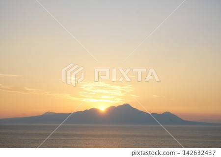 夕陽下的雲仙峰。 142632437