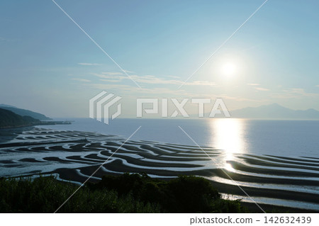 從禦子塚海岸展望台看到的景色:新月形沙紋 從禦子塚海岸展望台看到的景色:新月形沙紋 142632439