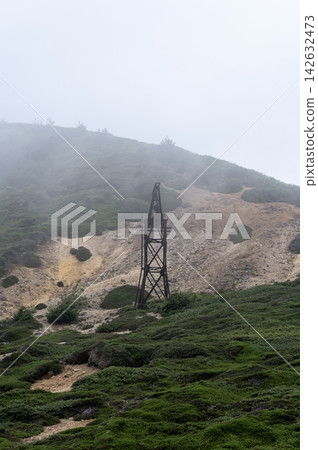 The Kenashi Pass in summer, shrouded in fog, and the remains of the cable car towers at the former Ogushi Sulfur Mine. 142632473