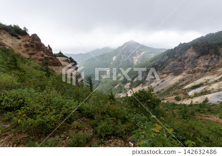 夏季,劍梨峠及其崎嶇山坡的壯麗景色盡收眼底。 夏季,劍梨峠及其崎嶇山坡的壯麗景色盡收眼底。 142632486