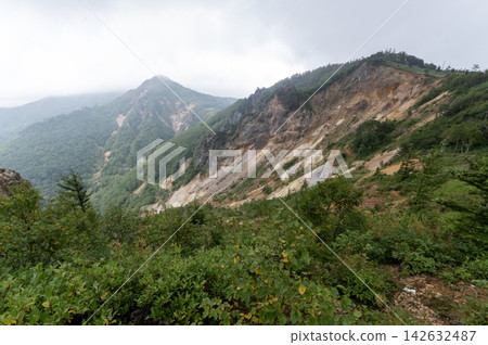 夏季,劍梨峠及其崎嶇山坡的壯麗景色盡收眼底。 夏季,劍梨峠及其崎嶇山坡的壯麗景色盡收眼底。 142632487