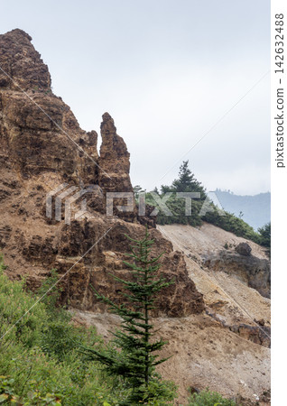 夏季的肯納什峠及其崎嶇裸露的岩壁。 夏季的肯納什峠及其崎嶇裸露的岩壁。 142632488