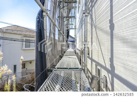 二樓外牆安裝了新的壁板,並搭建了臨時鷹架。 二樓外牆安裝了新的壁板,並搭建了臨時鷹架。 142632585