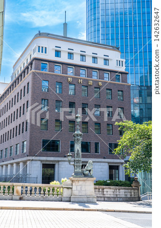 東京 Midtown Nihonbashi(原名日本橋野村大廈:一座位於日本橋川沿岸的戰艦形狀建築)是一座綜合用途的商業建築。 東京 Midtown Nihonbashi(原名日本橋野村大廈:一座位於日本橋川沿岸的戰艦形狀建築)是一座綜合用途的商業建築。 142632647