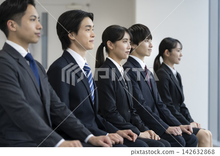Men and women in their 20s wearing suits: Image of job seekers/fresh graduates Men and women in their 20s wearing suits: Image of job seekers/fresh graduates 142632868