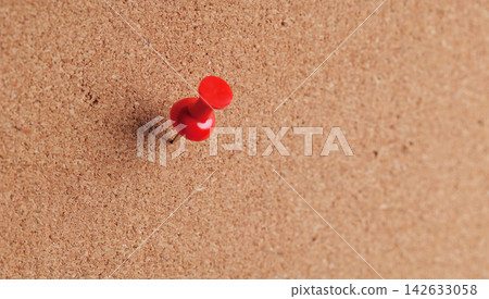 Red push pin pinned on cork board background for office notice and planning 142633058