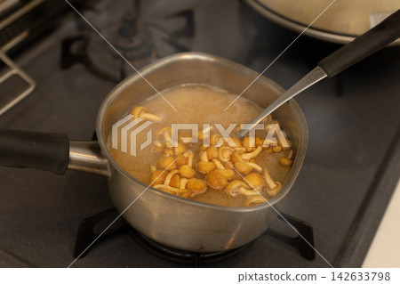 準備味噌湯 準備味噌湯 142633798