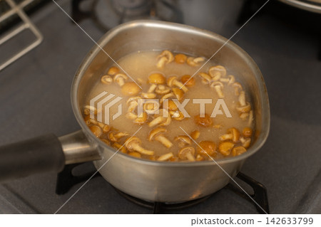 準備味噌湯 準備味噌湯 142633799