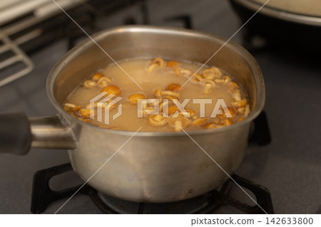 準備味噌湯 準備味噌湯 142633800