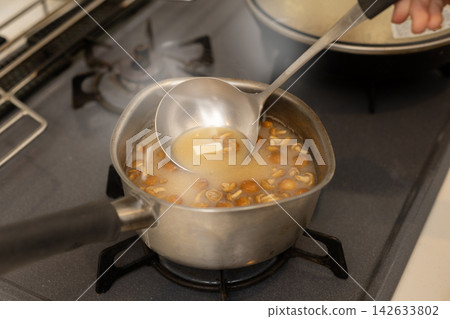 Preparing miso soup Preparing miso soup 142633802