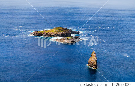 Scenic aerial view of the volcanic islets Motu Nui, Motu Iti, and Motu Kao Kao in the blue Pacific Ocean near Easter Island, Chile. 142634023