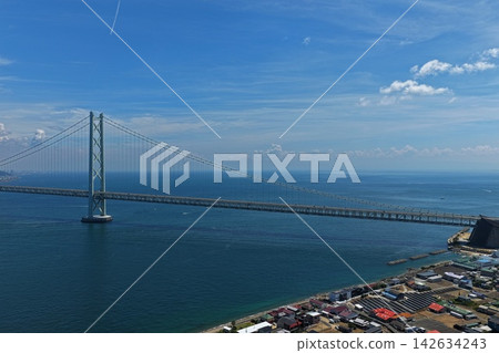兵庫縣淡路市明石海峽大橋及海峽海岸線的空拍照片。 142634243