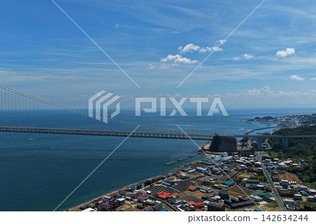 兵庫縣淡路市明石海峽大橋附近沿海地區的空拍照片。 兵庫縣淡路市明石海峽大橋附近沿海地區的空拍照片。 142634244
