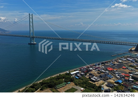 從傾斜角度拍攝的空拍照片,顯示了兵庫縣淡路市的明石海峽大橋。 從傾斜角度拍攝的空拍照片,顯示了兵庫縣淡路市的明石海峽大橋。 142634246