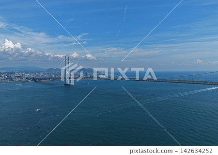 兵庫縣淡路市明石海峽大橋的空拍照片。 兵庫縣淡路市明石海峽大橋的空拍照片。 142634252