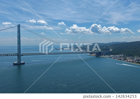 兵庫縣淡路市明石海峽大橋的空拍照片。 142634253