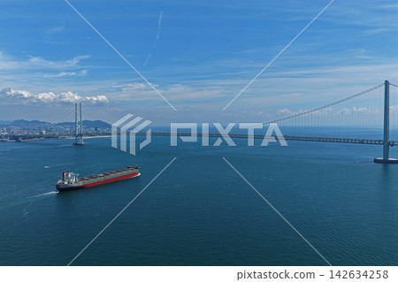 Aerial photograph of the Akashi Kaikyo Bridge and the strait in Awaji City, Hyogo Prefecture. Aerial photograph of the Akashi Kaikyo Bridge and the strait in Awaji City, Hyogo Prefecture. 142634258