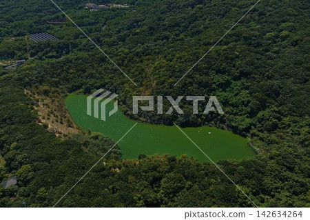 Aerial photograph of solar panels and a pond installed in a mountainous area of Awaji City, Hyogo Prefecture. Aerial photograph of solar panels and a pond installed in a mountainous area of Awaji City, Hyogo Prefecture. 142634264