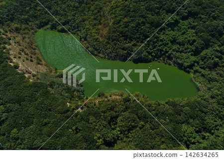 An aerial photograph showing a pond and a small boat in a mountainous area of Awaji City, Hyogo Prefecture. An aerial photograph showing a pond and a small boat in a mountainous area of Awaji City, Hyogo Prefecture. 142634265