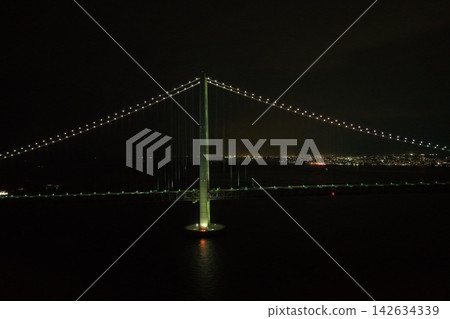 一張夜間空拍照片,拍攝的是兵庫縣淡路市燈火通明的明石海峽大橋。 一張夜間空拍照片,拍攝的是兵庫縣淡路市燈火通明的明石海峽大橋。 142634339