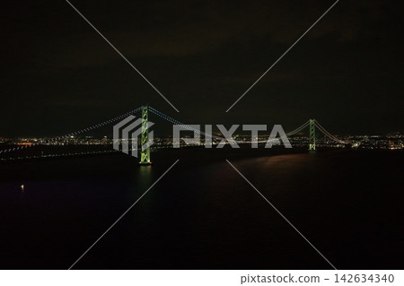 從兵庫縣淡路市拍攝的明石海峽大橋燈光秀空拍照片。 從兵庫縣淡路市拍攝的明石海峽大橋燈光秀空拍照片。 142634340