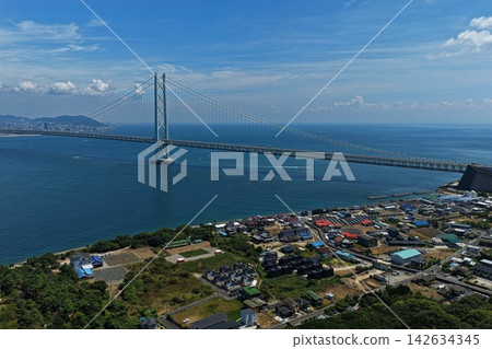 Aerial photograph of the Akashi Kaikyo Bridge and the strait in Awaji City, Hyogo Prefecture. Aerial photograph of the Akashi Kaikyo Bridge and the strait in Awaji City, Hyogo Prefecture. 142634345
