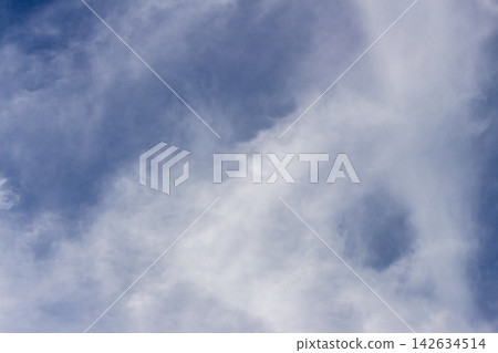 薄雲和麵紗般的雲朵圖案散佈在藍天之上,低角度仰視構圖。 薄雲和麵紗般的雲朵圖案散佈在藍天之上,低角度仰視構圖。 142634514
