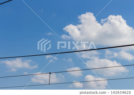 鐵路架空線橫跨藍天，柔軟的白雲在空中飄蕩。 142634628