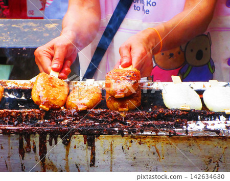 A scene from a food stall grilling goheimochi (rice cakes) at the Tanabata Festival in Fujinoichi Shopping Street (photographed in 2026). A scene from a food stall grilling goheimochi (rice cakes) at the Tanabata Festival in Fujinoichi Shopping Street (photographed in 2026). 142634680