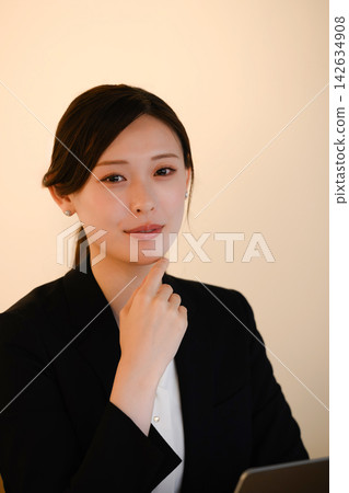 思考的女商人 思考的女商人 142634908