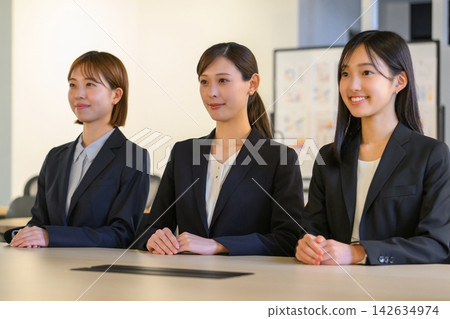 三個穿西裝的女人 三個穿西裝的女人 142634974