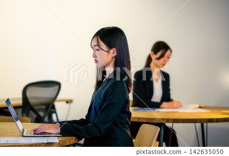 在辦公室使用電腦的女員工 在辦公室使用電腦的女員工 142635050