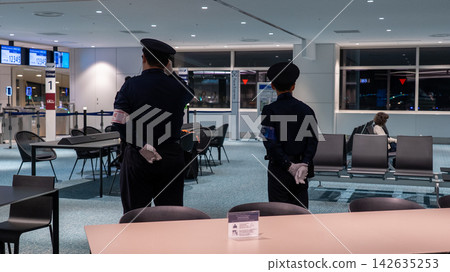機場登機口的保全人員 142635253