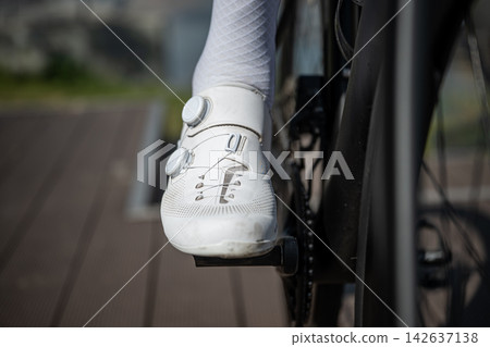 Cycling shoe on road bike pedal close up 142637138