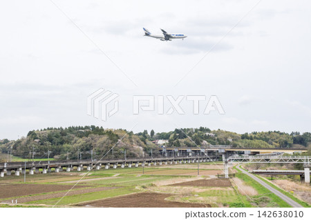 【成田機場】一架巨型噴射客機開始進場,準備在機場降落。 【成田機場】一架巨型噴射客機開始進場,準備在機場降落。 142638010