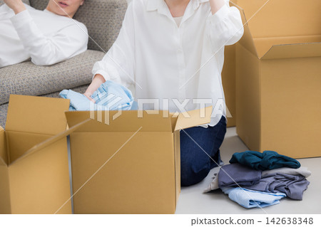 A young man moving scene A young man moving scene 142638348